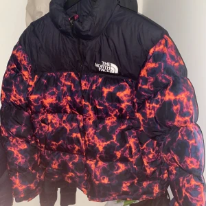 The North Face vinterjacka lava - En The North Face vinterjacka som befinner sig i ett väldigt bra skick,storlek M