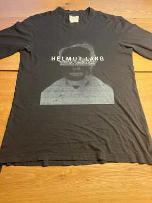 HELMUT LANG - Helmut Lang t-shirt i gott skick 8/10. Pris kan diskuteras vid snabb affär :)