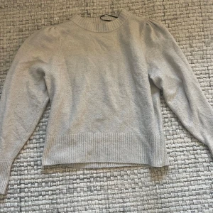 Stickad beige tröja  - Stickad beige tröja från HM i storlek M💕liten puff vid axlarna! Fint skick