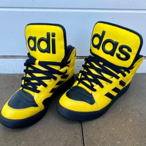Adidas Jeremy Scott skor 42 2/3 - Coola gula Adidas Jeremy Scott Instinct hi skor, storlek 42 2/3 US 9, mycket bra skick! Mycket få tecken på användning!