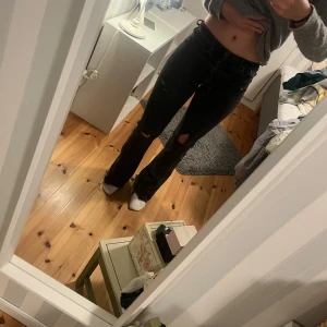 Low waist svarta jeans  - Använda några gånger inget som syns.  Storlek S  Passar till ca 165-170