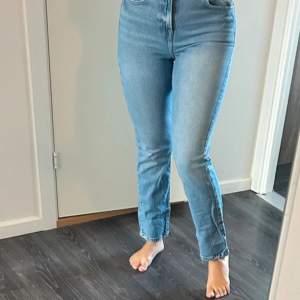 Säljer dessa snygga raka jeans från Zara. Storlek S. Sitter som en smäck! Som nya. 