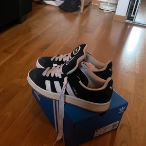 Adidas campus - De är i storlek 42 men skulle kunna passa 41/5 de är i bra skick 8,5/10