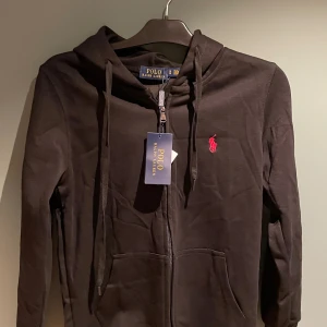 Ralph Lauren zip svart (Kina) - Säljer denna Ralph lauren zip för den passa ej. Fick hem den nyss och den passa ej, står M men passar S (jag 180). Köpte den från en sketchy hemsida. Därför lågt pris.