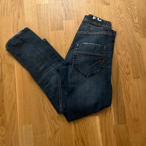 Dondup george - Nyskick! Storlek 31, passar 30. Använda ett fåtal gånger! Nypris ligger på 4000.  Modellen är 180 o väger 67. Hör av dig vid frågor!