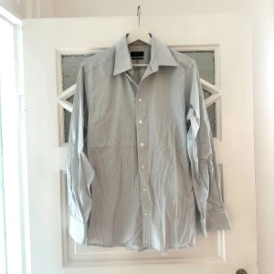 Skjorta från Eton - Ljusblå & vit randig skjorta från Eton. Storlek 40 men något insydd i midjan så den blir slim fit.
