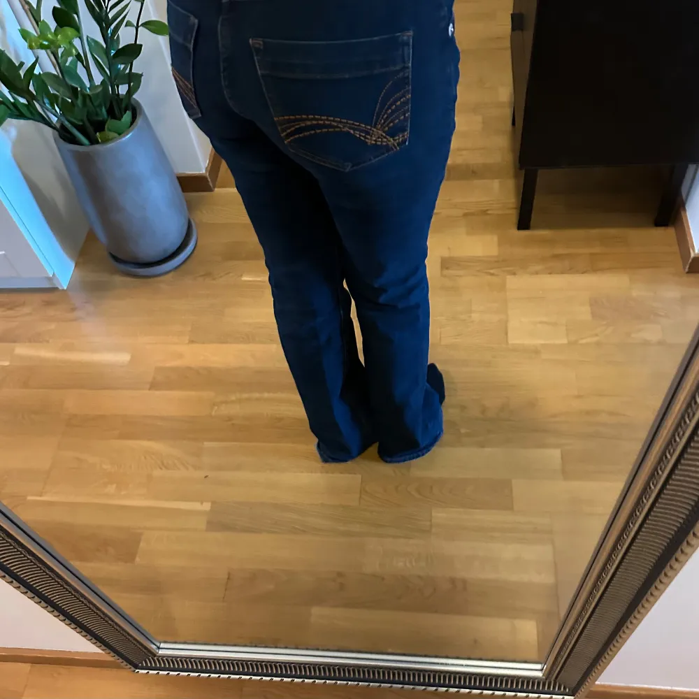 Mycket fina jeans med struktur på fickorna. Sällan använda.. Jeans & Byxor.