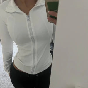Figursydd vit zip up jacket - Ny utan prislapp  