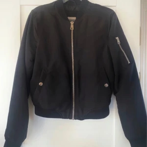 Jacka svart Stl S Vero Moda - Använd men i fint skick. Liten i storlek, mer som XS. Vero Moda. Djur- och rökfritt hem.