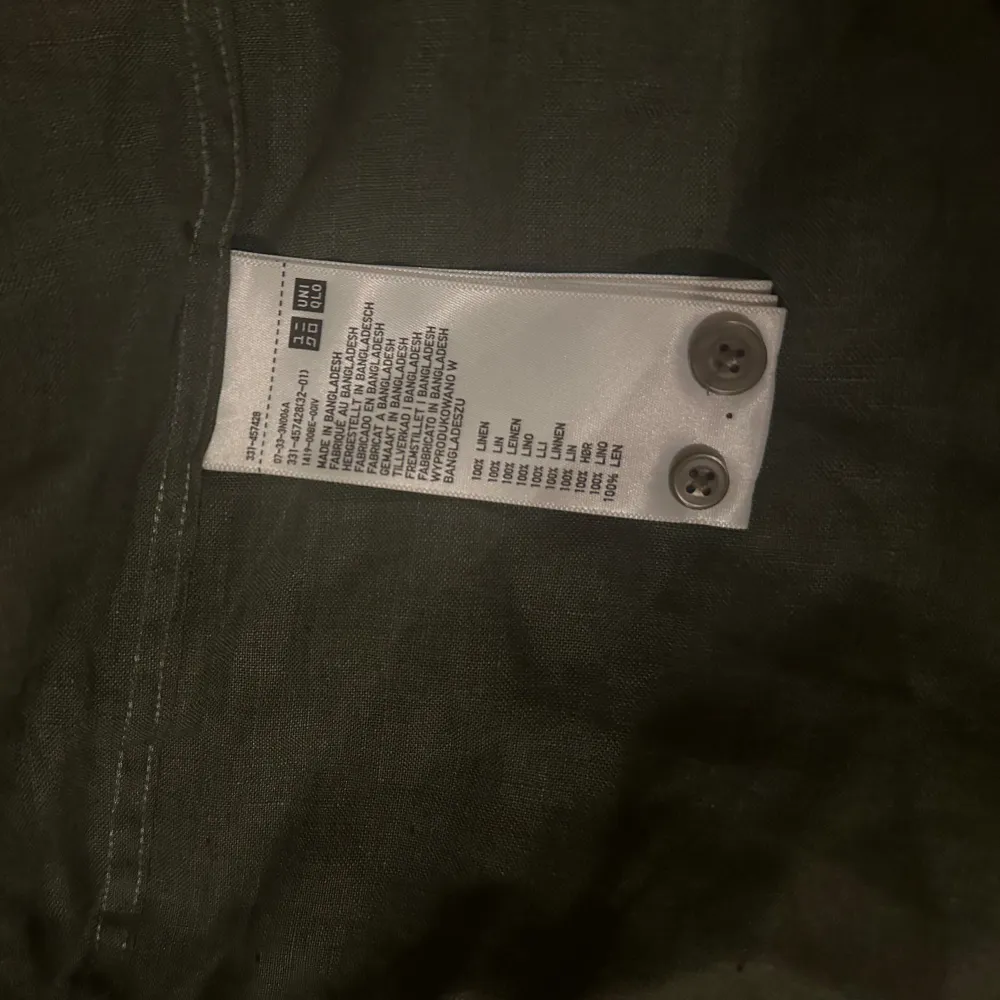 Säljer min linne skjorta från uniqlo. Pris kan diskuteras. Personen i bild är 182 cm och 75 kg. . Paidat.
