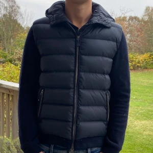 Woolrich Cardigan - Jätte fin cardigan från Woolrich! Jättefint skick o säljer då den tyvärr inte kommer till användning☺️Skicka vid frågor!