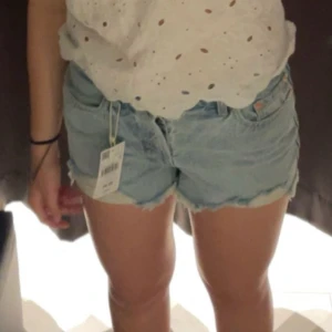 Jeansshorts  - Storlek S. Fint skick, ändats använt ett fåtal gånger.