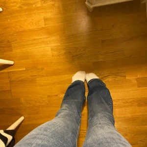 Lågmidjade bootcut jeans❤️ - Lågmidjade bootcut jeans från Gina tricot! Storlek 36, liiite långa på mig som är 163!❤️ Använda 1-2 gånger❤️ 