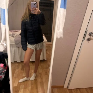 Jacka från gant  - Den har ett håll i fickan och två riv sår från katten men syns inte alls. Säljer för 300 men priset kan diskuteras.  Storlek 158-164 men passar mig som har XS och den passar även S