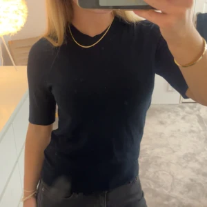 Finstickad tshirt - Säljer denna topp då den inte kommer till användning. Endast använd ca 2 gånger. Liknar den från zara. Hör av er vid funderingar😊