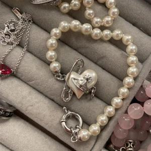 Vivienne Westwood pearl bracelet  - Vivienne Westwood pärl armband med safety pin model. London 