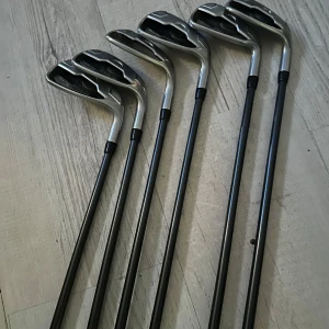 Komplett golfbag  - Säljer en komplett golfbag med märkes klubbor cobra och Calloway allt är i fin skick!