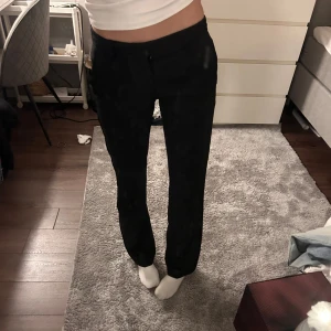 Svarta kostymbyxor ”Vera” - Säljer ett par svarta byxor i nyskick. De har en dragkedja och knapp. superbekväma att ha på sig. De är väldigt fina men säljer eftersom de är för små. I modellen ”Vera” från Bikbok.