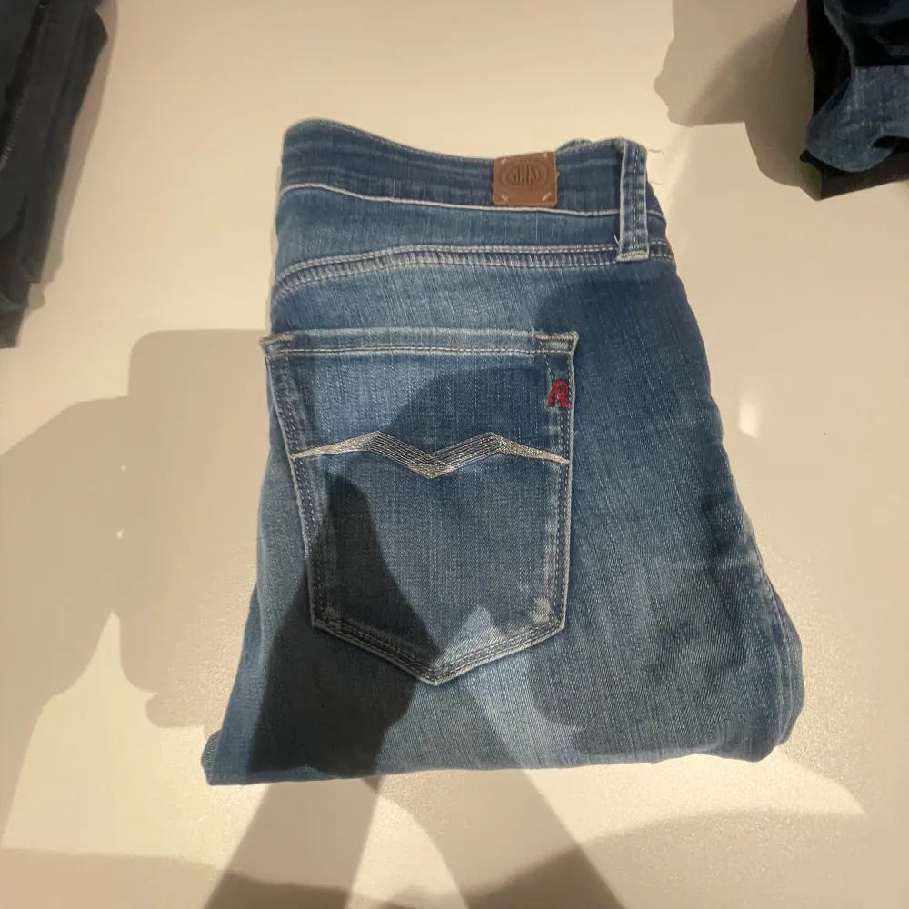 Säljer nu ett par riktigt feta replay jeans för ett super pris.. Jeans & Byxor.