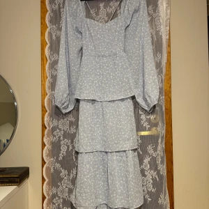 Sommarklänning  - Lång sommarklänning perfekt till midsommar, köptes förra sommaren o endast använd 1 gång. Storlek 34🤍