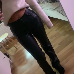 Skinnbyxor strl 32 - Svarta skinnbyxor från Zara strl 32, passar även 34. Mellanhög midja. Fickor finns på både framsida och baksida. Passar någon runt 160 cm