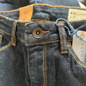 Snygga jeans från Esprit i en mörkblå färg.  De har en slim fit och hög midja.  storlek 25/32  samfraktar gärna