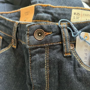 Esprit mörkblå jeans strl W25 L32 med prislapp  - Snygga jeans från Esprit i en mörkblå färg.  De har en slim fit och hög midja.  storlek 25/32  samfraktar gärna