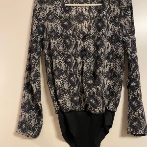 Body strl 32 - Skitsnygg body i snake mönster, endast provad! Tyvärr för liten för mig. 