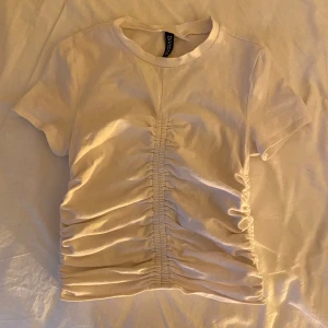 T-shirt scrunch  - T-shirt med scrunch på sidan.