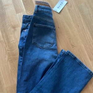 Blå jeansbyxor - Säljer ett par snygga blå jeansbyxor i nyskick. De har en klassisk straight passform och är högmidjade för en bekväm och stilren look. Perfekta för både vardag och fest! 🥳