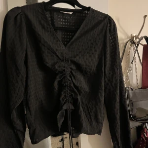 Svart blus - Söt, passar till allt! Justerbar snörning. Passar även M och S🩷 Använd men inte sliten, använt högst 10 gånger.