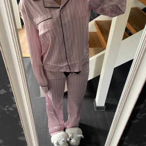 Pyjamasset Gina Tricot  - superfint pyjamasset i satin från Gina Young avdelningen på Gina Tricot i storlek 170 men passar xs/s, med lappen kvar. slutsåld i den storleken på hemsidan 💕💕💕