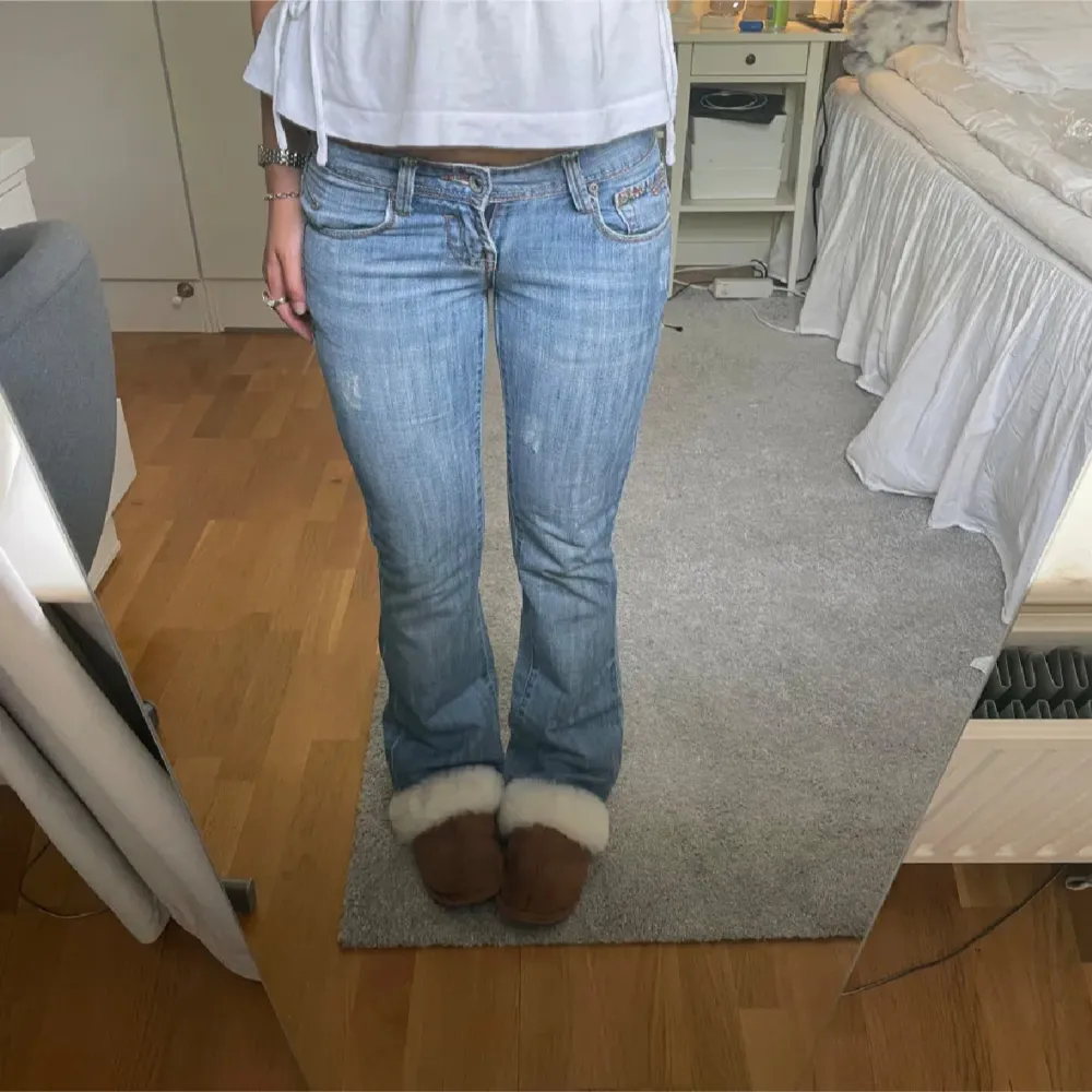 Säljer dessa jeans då dom tyvärr va för små för mig. Kan fixa fler bilder om man vill ha. Vet inte storleken men skulle säga ca 34/36!❤️ . Jeans & Byxor.