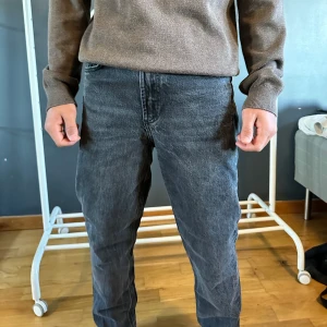 Svarta/mörkgråa jeans - Svarta/mörk gråa jeans från Zara.  Storlek 36. Inte använda alls mycket, är precis som nyskick. 