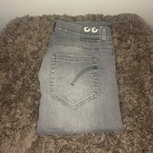 Dondup Jeans - Ett par riktigt feta Dondups, eftertraktade och perfekt inför kommande säsonger!🍁🍾Slitningar som jag försökt laga själv, inte det snyggaste men syns inte vid användning, storleken passar 1-2 mindre! Hör gärna av er vid flera frågor eller funderingar!