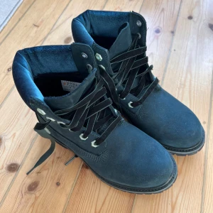 Timberland teal Green  - Jättefina special edition timberlandboots med häl-rem i sammet. Bilderna visar en blåare färg men de är lite grönare IRL. Skulle beskriva som ”teal Green”  Kan mötas i Stockholm eller frakta. Köparen står för frakt. Storlek 37. Knappt använda.