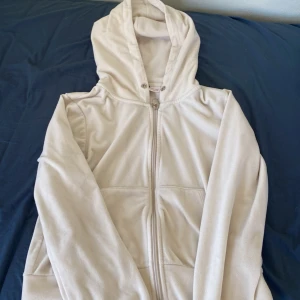 Sen fin luvtröja från Gina använd fåtal gånger då den är fel i storlek pris kan diskuteras vid snabb affär. -  Nyskick 