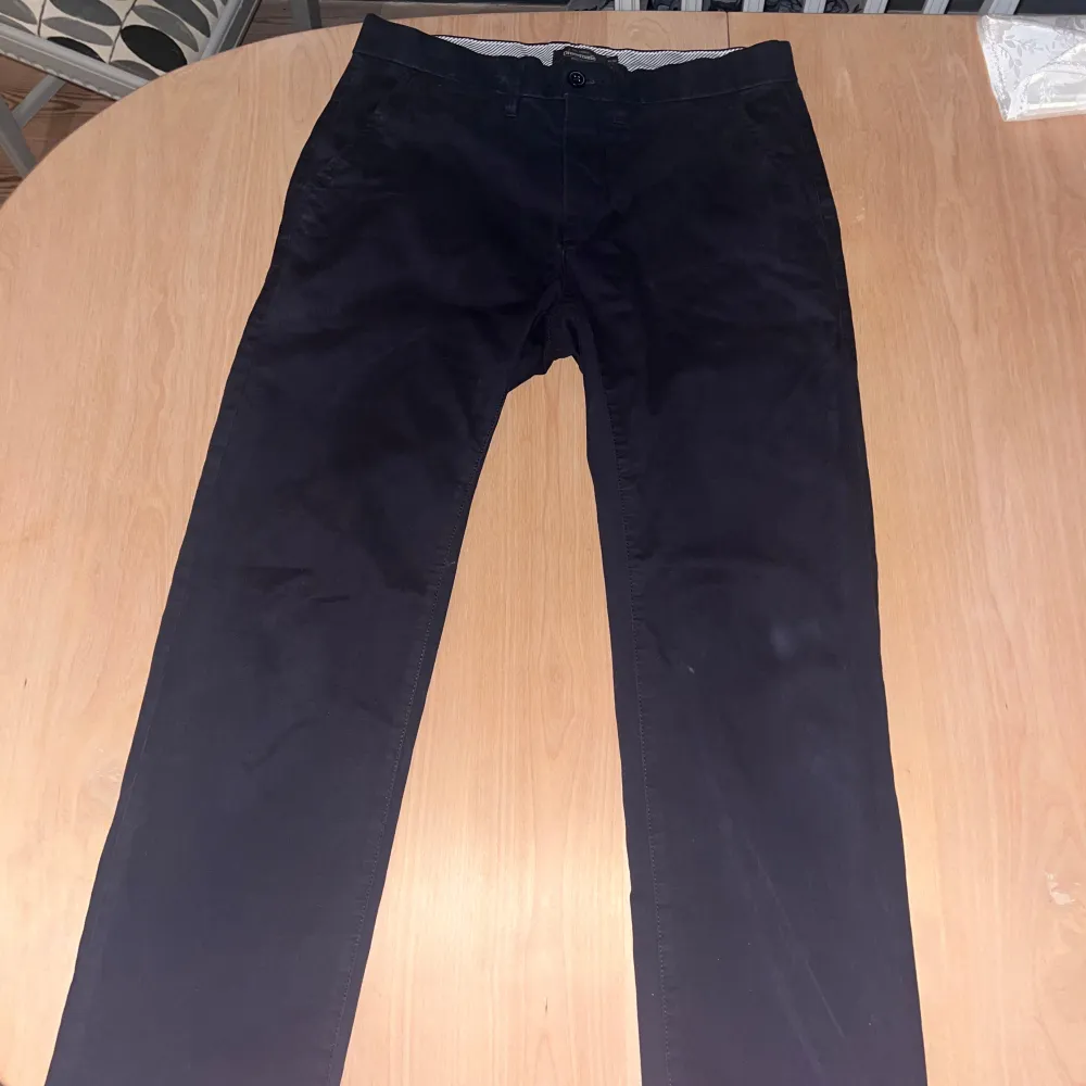 Chinos Navy blå från Dressmann Bra skick  32/34  . Jeans & Byxor.