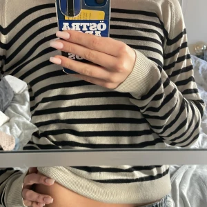 Tunnare tröja  - Säljer denna jätte sköna, men lite tunnare tröjan. Den har några småplock på sig, men inget man tänker på💓