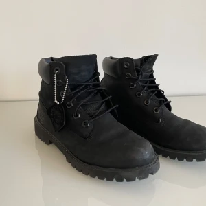 EU 38 - The latest version is made from premium nubuck Better Leather. With 200 g of PrimaLoft® keeps your feet warm and cozy.