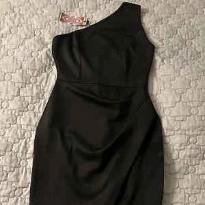 Svart klänning - En fin svart klänning från boohoo med volanger på nedre delen av klänningen. Den är oanvänd och har lappen kvar!