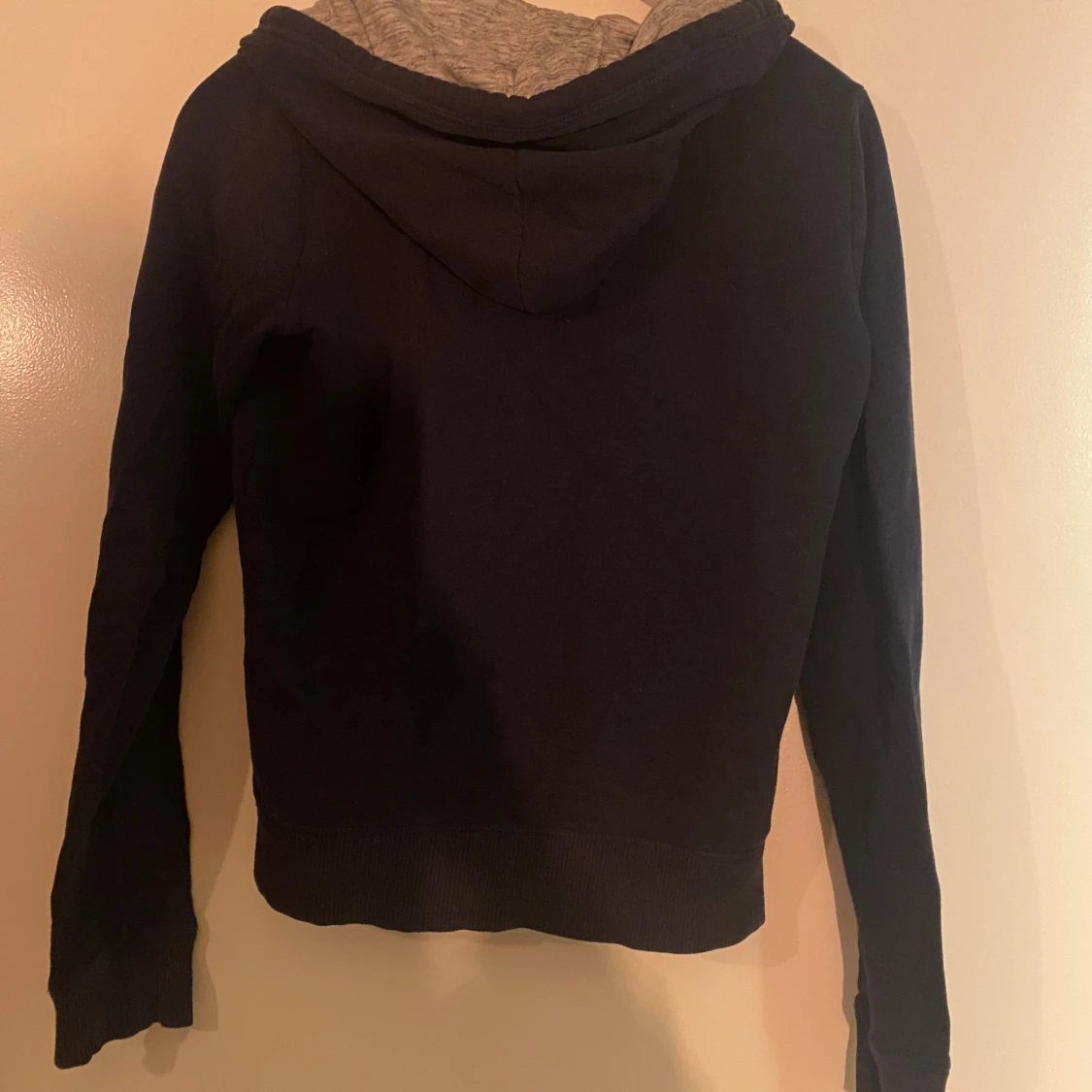 Svart hoodie från Hollister - 90