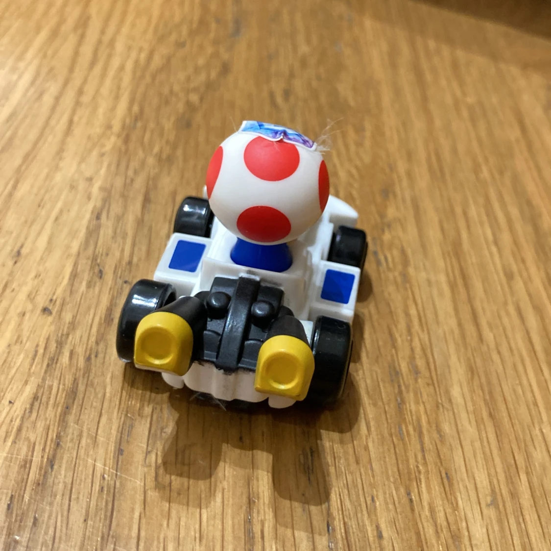 Vit och blå leksaksbil med figur - 91