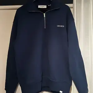 Oanvänd Les Duex half zip. Köpte den för några månader sen men insåg att den inte passade så det blev att den bara låg i garderoben. Säljer av den nu!