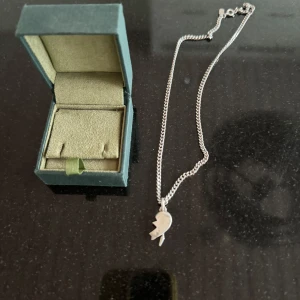 Maria Nilsdotter halsband - Säljer då det inte kommer till användning längre. Pilen på hjärtat har böjts men inget man tänker på. Längd 40 på kedjan