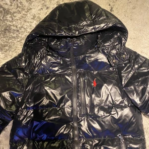  Ralph Laurent jacka  - Säljer en snygg svart jacka från Ralph Lauren.  Den är i ny skick då den var för lite för mig. Pris kan diskuteras jackan är L men passar även M 