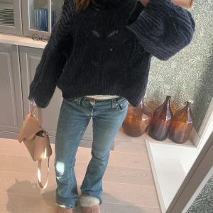 Mörkblå stickad tröja - Säljer en supermysig mörkblå stickad tröja med ett snyggt hålmönster. 