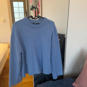 Tröja - Säljer denna blåa tröjan från gintaricot. Använd 2-3 gånger, ser ut som ny✨