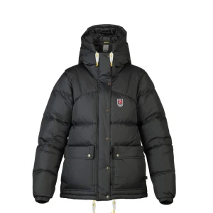 Svart jacka från Fjällräven - Säljer min jacka från Fjällräven i mycket bra skick och den har inga defekter. Använd fåtal gånger, säljer pågrund av att jag har två st så denna kommer inte till användning. Nypris 6999kr säljer för 6000, priset kan diskuteras. 