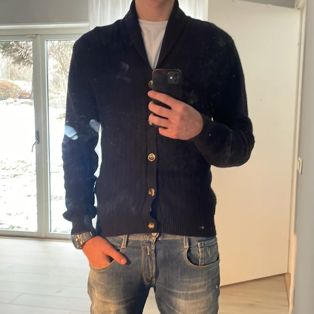 Säljer nu en snygg stickad cardigan från J.lindeberg. Tröjan är i toppenskick, 9/10! Modellen på bilden är 183 cm lång. Hör av dig vid intresse! 💫. Tröjor & Koftor.